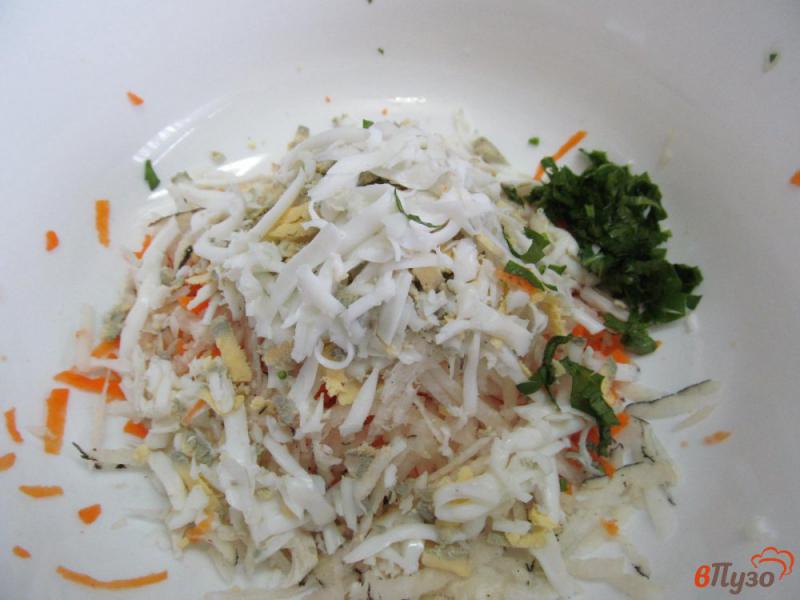 Фото приготовление рецепта: Салат из редьки с куриным мясом и морковью шаг №5