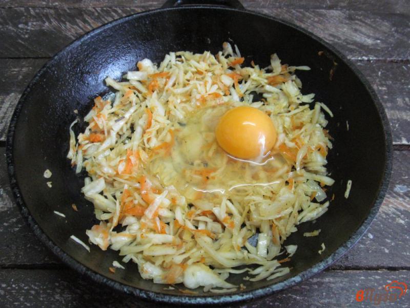 Фото приготовление рецепта: Жареная капуста с яйцом без масла шаг №4