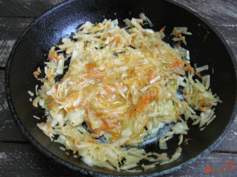 Фото приготовление рецепта: Жареная капуста с яйцом без масла шаг №5