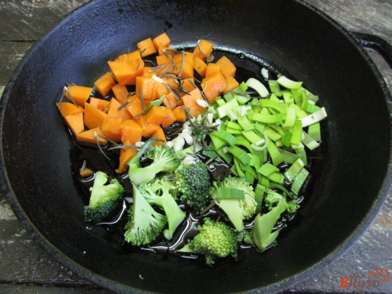 Фото приготовление рецепта: Гречневая каша с овощами и грибами шаг №2