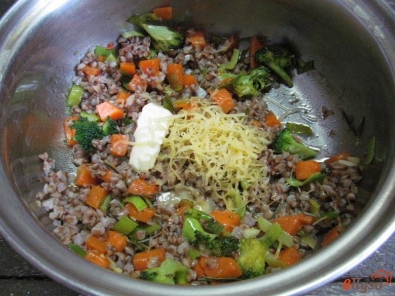 Фото приготовление рецепта: Гречневая каша с овощами и грибами шаг №6