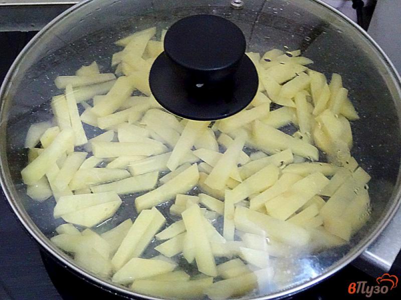 Фото приготовление рецепта: Картошка жареная с капустой и луком шаг №3