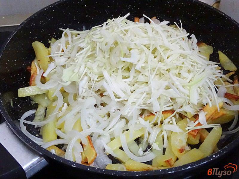 Фото приготовление рецепта: Картошка жареная с капустой и луком шаг №7