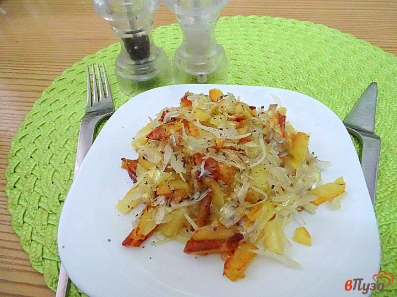 Фото приготовление рецепта: Картошка жареная с капустой и луком шаг №9