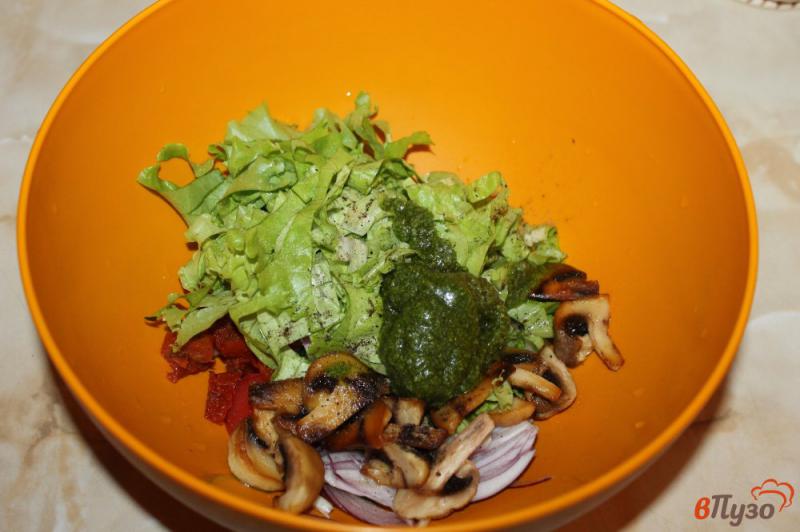 Фото приготовление рецепта: Салат из грибов и овощей в соусе песто шаг №6