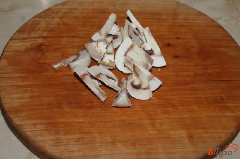Фото приготовление рецепта: Салат из грибов и овощей в соусе песто шаг №1