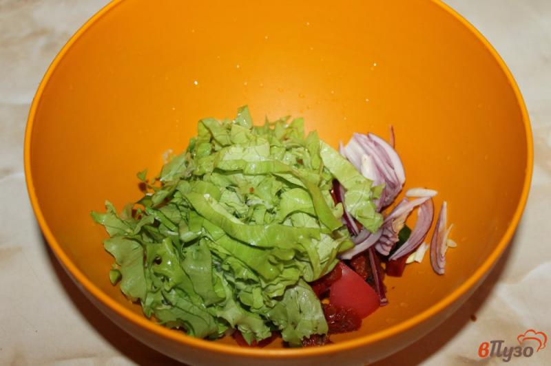 Фото приготовление рецепта: Салат из грибов и овощей в соусе песто шаг №5