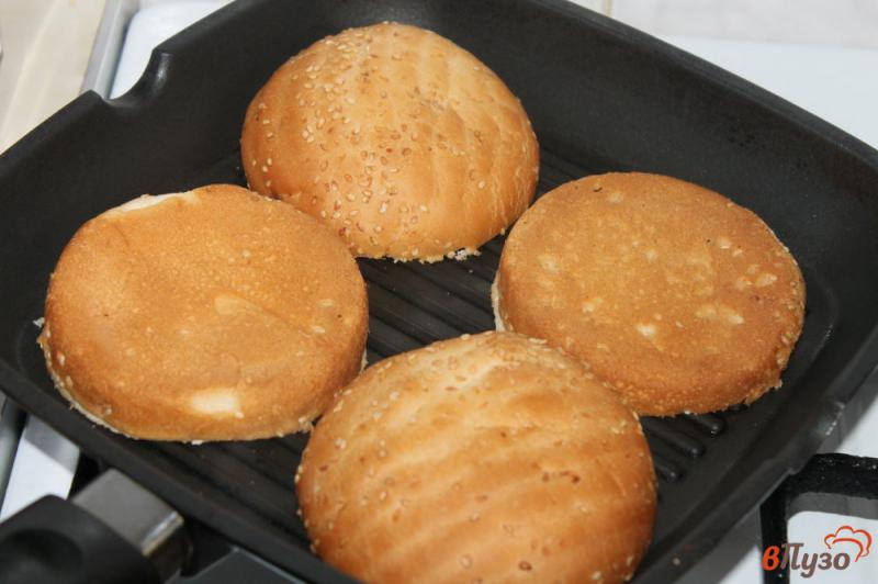 Фото приготовление рецепта: Домашние гамбургеры со свиной котлетой и соленым огурцом шаг №3