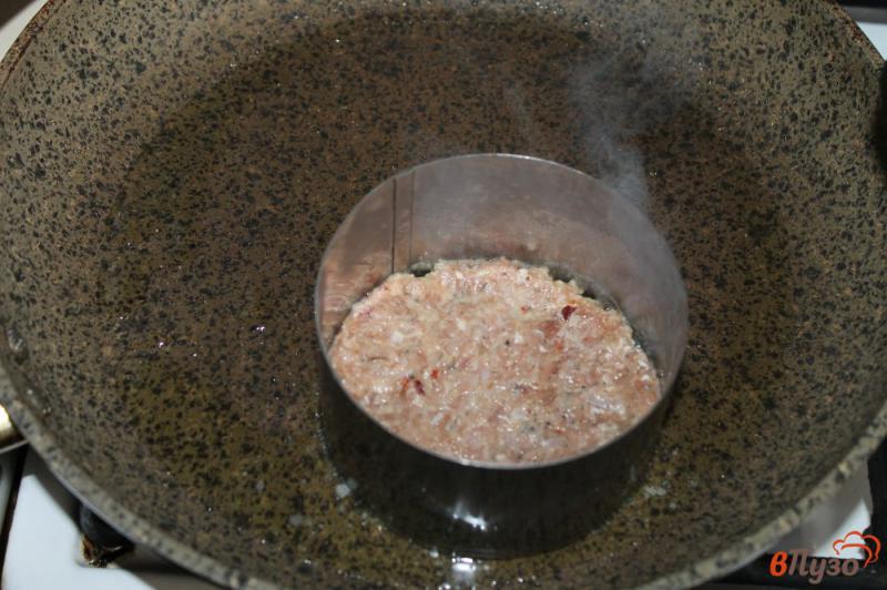 Фото приготовление рецепта: Домашние гамбургеры со свиной котлетой и соленым огурцом шаг №4