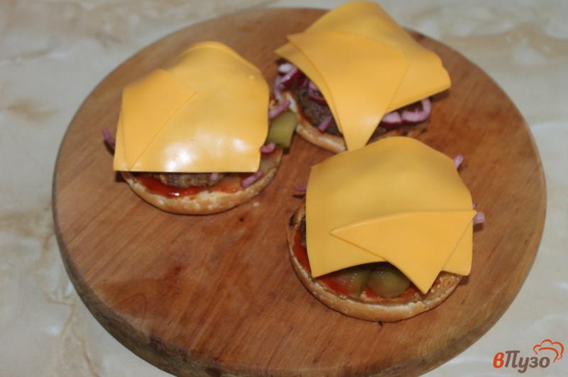 Фото приготовление рецепта: Домашние гамбургеры со свиной котлетой и соленым огурцом шаг №8