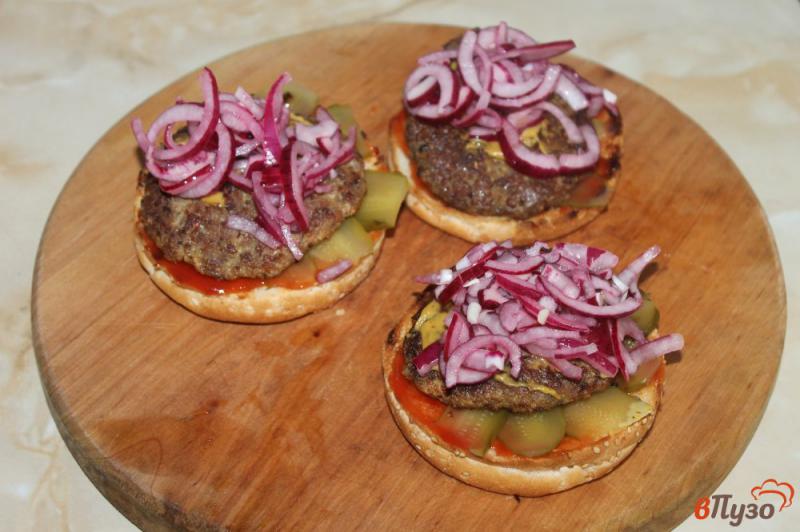 Фото приготовление рецепта: Домашние гамбургеры со свиной котлетой и соленым огурцом шаг №7