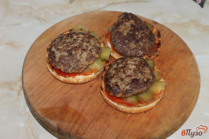 Фото приготовление рецепта: Домашние гамбургеры со свиной котлетой и соленым огурцом шаг №6