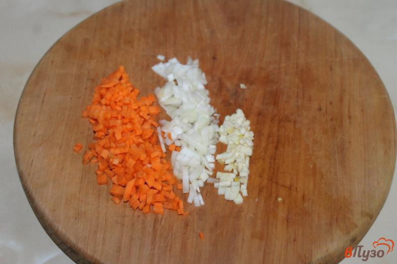 Фото приготовление рецепта: Рис с кукурузой, зеленым горошком и перцем шаг №4