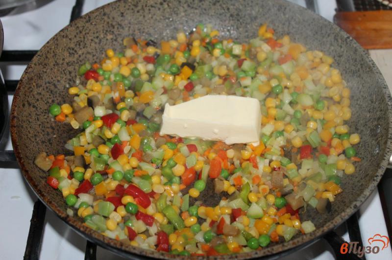 Фото приготовление рецепта: Рис с кукурузой, зеленым горошком и перцем шаг №7