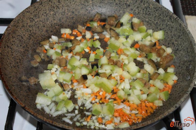 Фото приготовление рецепта: Рис с кукурузой, зеленым горошком и перцем шаг №5