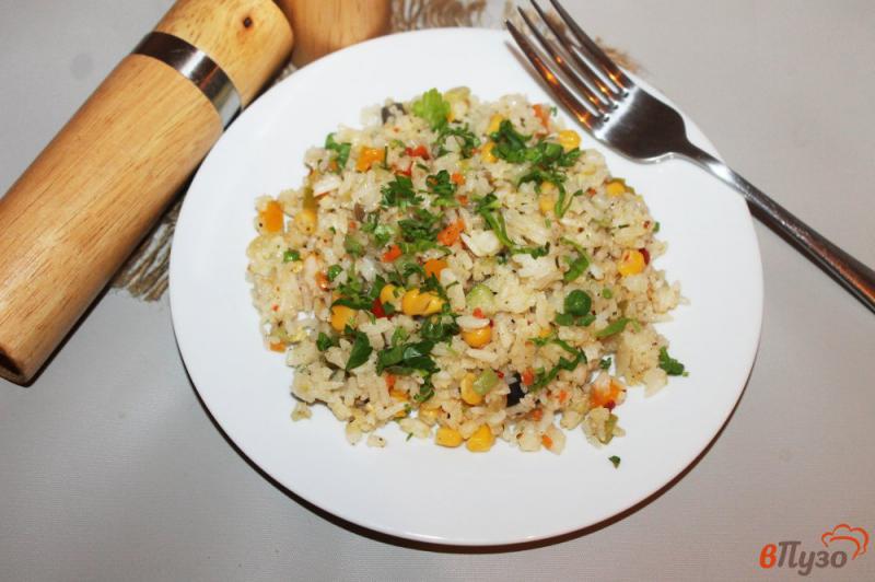 Фото приготовление рецепта: Рис с кукурузой, зеленым горошком и перцем шаг №9