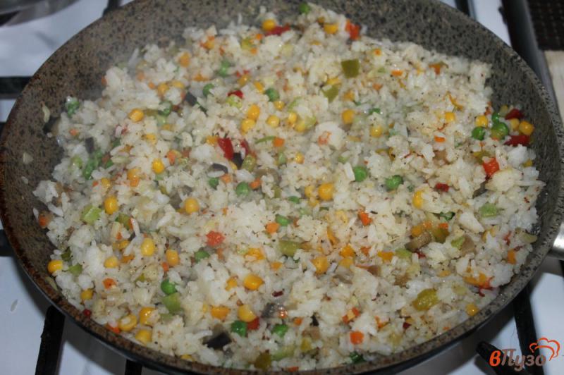Фото приготовление рецепта: Рис с кукурузой, зеленым горошком и перцем шаг №8