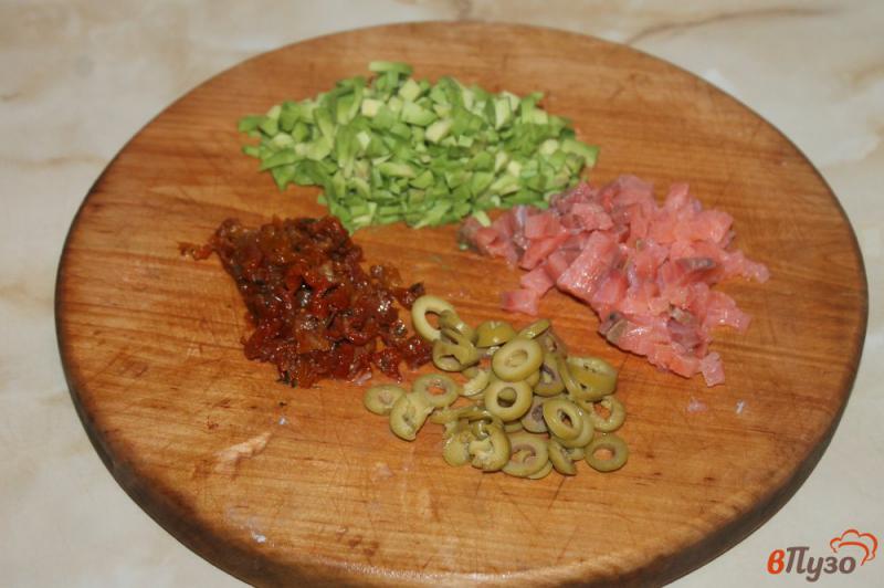 Фото приготовление рецепта: Брускетта с семгой, авокадо и вяленым томатом шаг №3