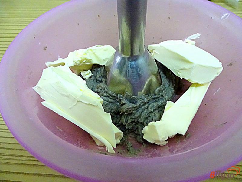 Фото приготовление рецепта: Килечное масло с яйцом и луком шаг №3