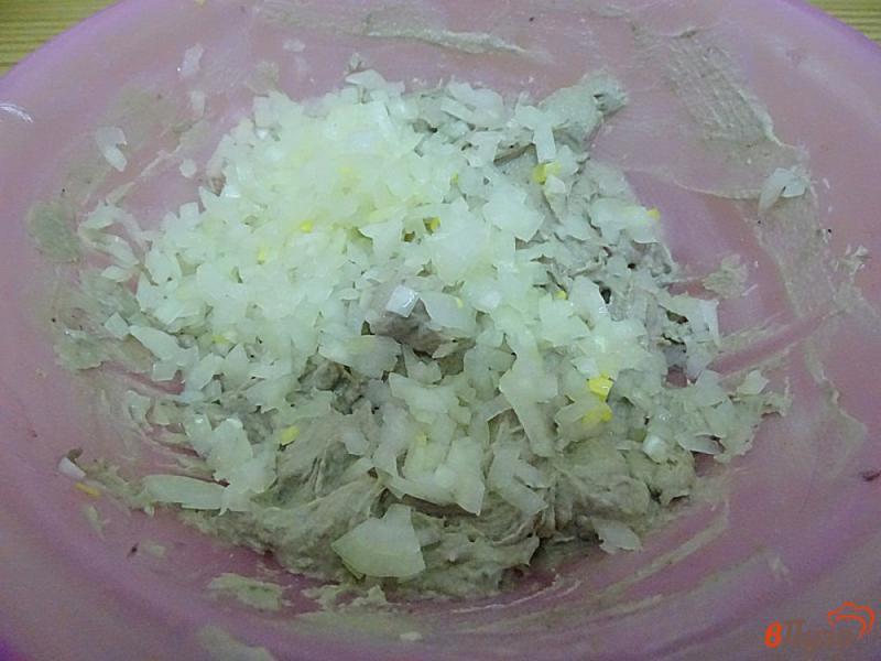 Фото приготовление рецепта: Килечное масло с яйцом и луком шаг №5