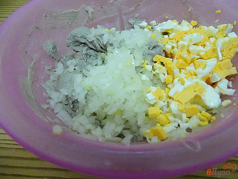 Фото приготовление рецепта: Килечное масло с яйцом и луком шаг №6