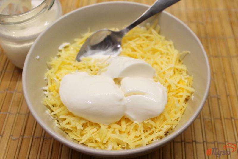 Фото приготовление рецепта: Закуска из сыра и яиц в тарталетках шаг №4