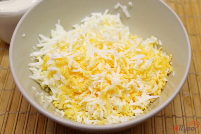 Фото приготовление рецепта: Закуска из сыра и яиц в тарталетках шаг №2
