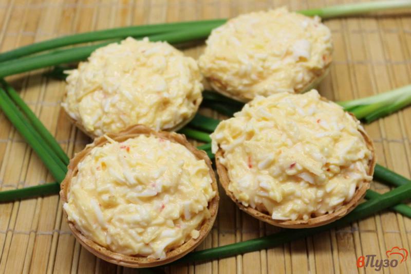 Фото приготовление рецепта: Закуска из сыра и яиц в тарталетках шаг №6