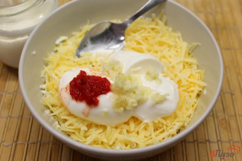 Фото приготовление рецепта: Закуска из сыра и яиц в тарталетках шаг №5