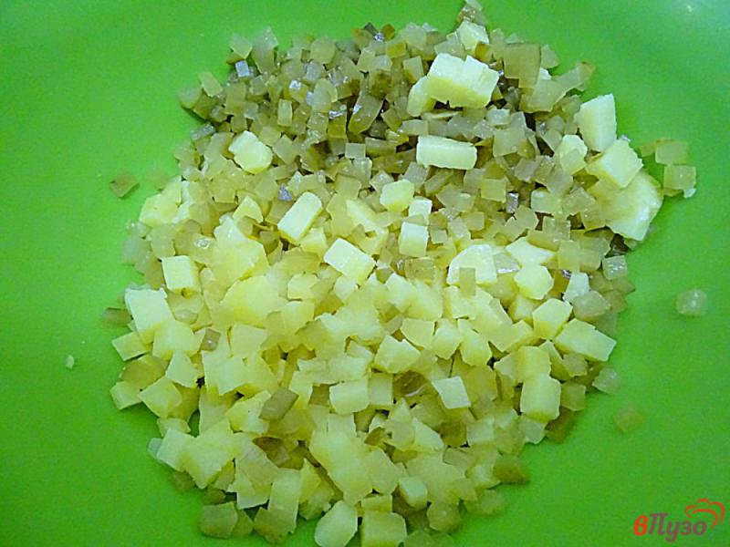 Фото приготовление рецепта: Салат из картофеля, селёдки и огурца шаг №1