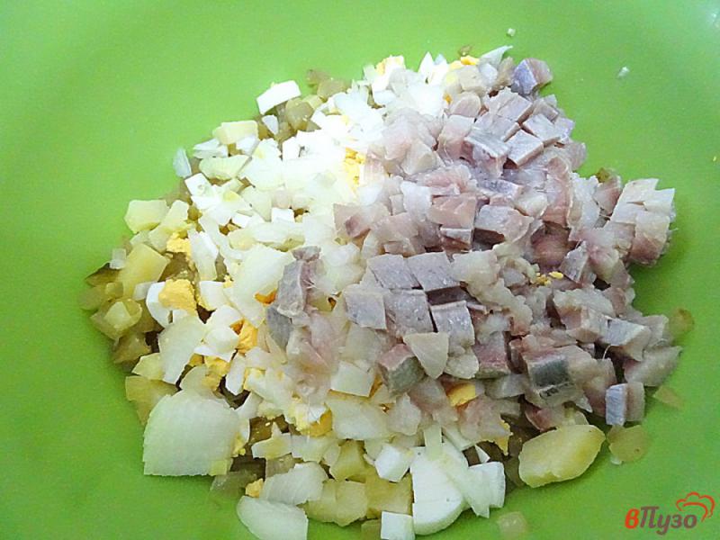 Фото приготовление рецепта: Салат из картофеля, селёдки и огурца шаг №4