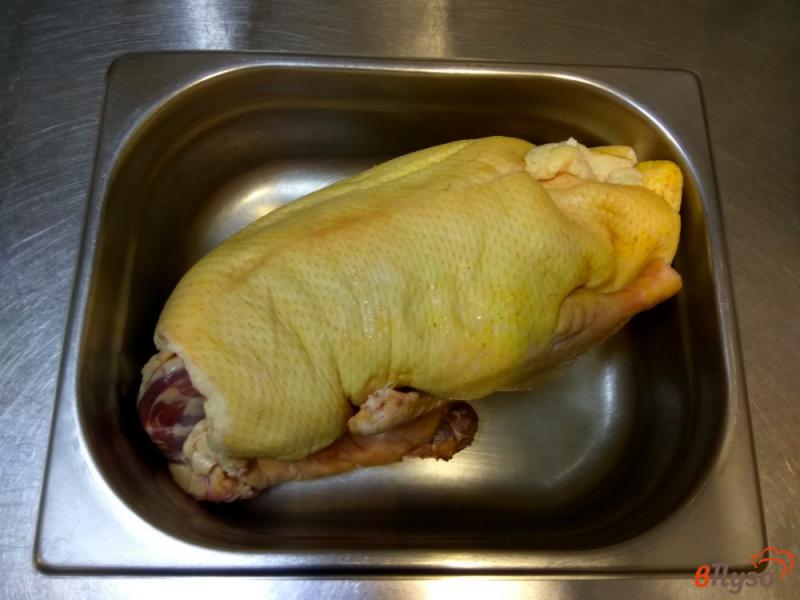 Фото приготовление рецепта: Утка фаршированная куриной печенью и грибами шаг №1