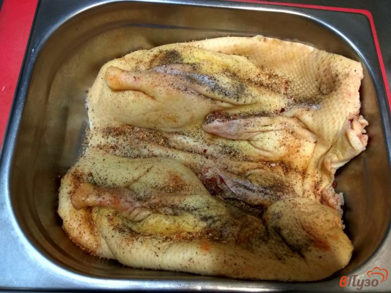Фото приготовление рецепта: Утка фаршированная куриной печенью и грибами шаг №4