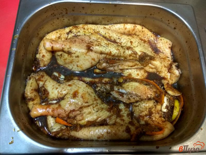 Фото приготовление рецепта: Утка фаршированная куриной печенью и грибами шаг №6