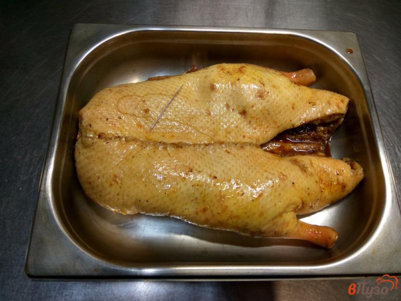 Фото приготовление рецепта: Утка фаршированная куриной печенью и грибами шаг №10