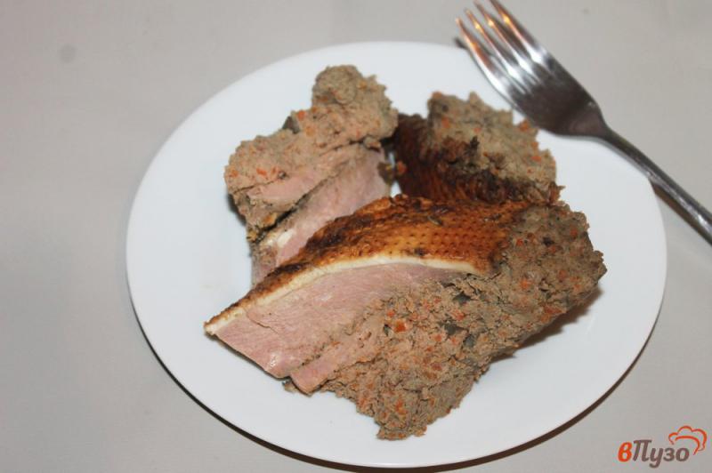 Фото приготовление рецепта: Утка фаршированная куриной печенью и грибами шаг №12