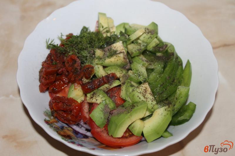 Фото приготовление рецепта: Салат из авокадо с вяленым томатом и перцем шаг №5