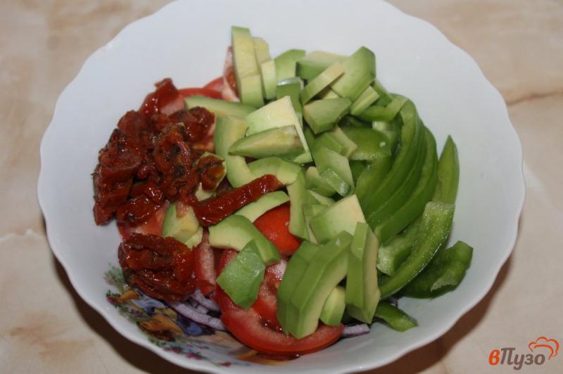 Фото приготовление рецепта: Салат из авокадо с вяленым томатом и перцем шаг №4