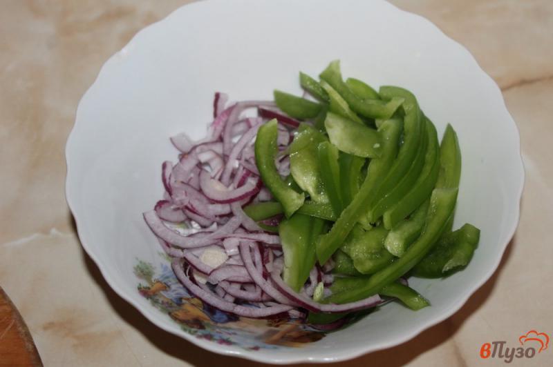Фото приготовление рецепта: Салат из авокадо с вяленым томатом и перцем шаг №2