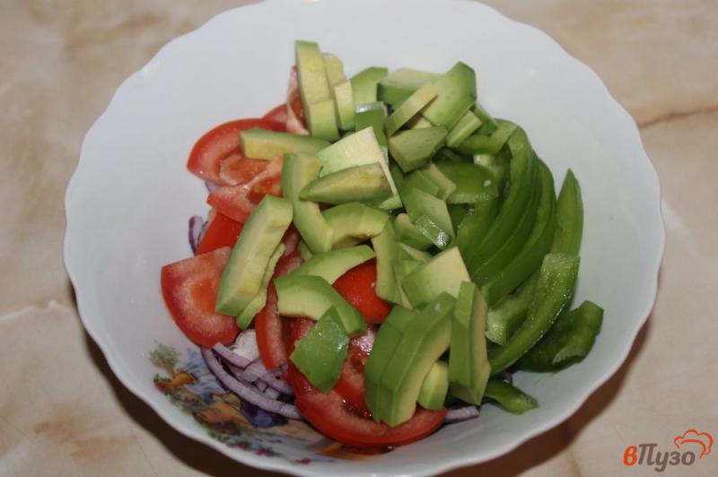 Фото приготовление рецепта: Салат из авокадо с вяленым томатом и перцем шаг №3
