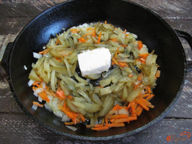 Фото приготовление рецепта: Рисовый суп с солеными огурцами шаг №4