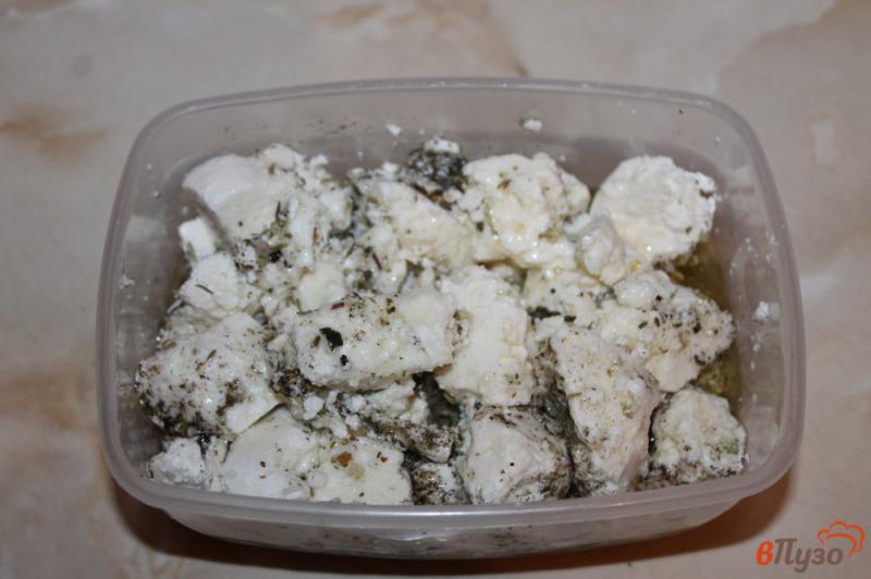 Фото приготовление рецепта: Брынза в оливковом масле с сухим базиликом и чесноком шаг №4
