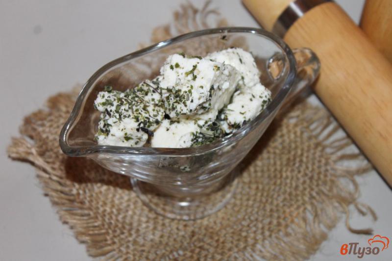 Фото приготовление рецепта: Брынза в оливковом масле с сухим базиликом и чесноком шаг №5