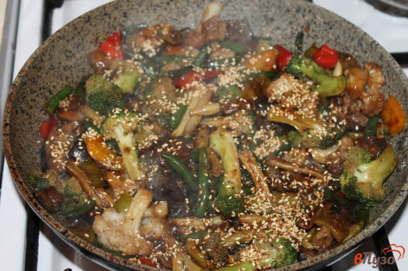 Фото приготовление рецепта: Овощи тушеные в соусе терияки с кунжутом шаг №6