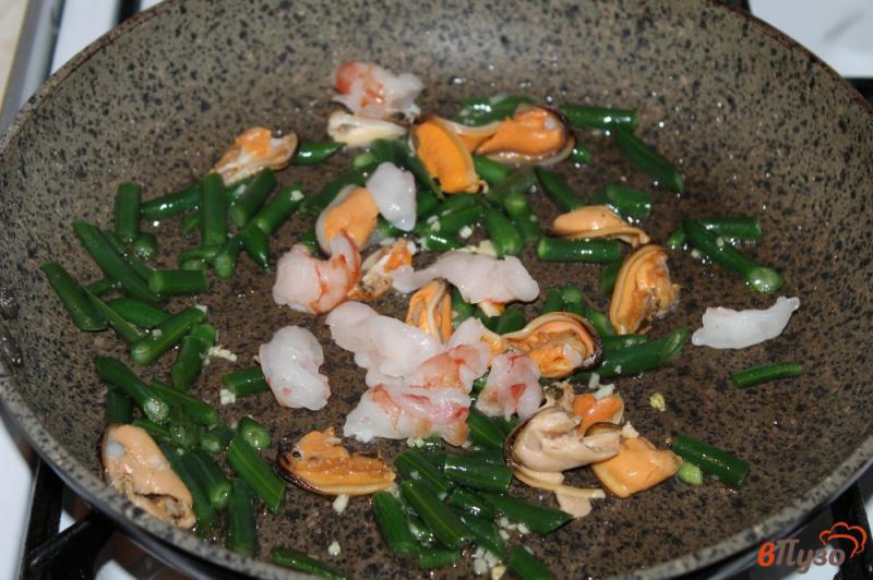 Фото приготовление рецепта: Стеклянная лапша с морепродуктами и спаржевой фасолью шаг №3