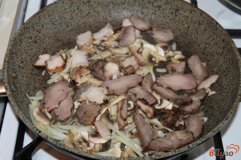 Фото приготовление рецепта: Омлет со свининой, грибами и луком шаг №3