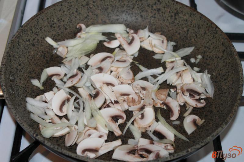 Фото приготовление рецепта: Омлет со свининой, грибами и луком шаг №2