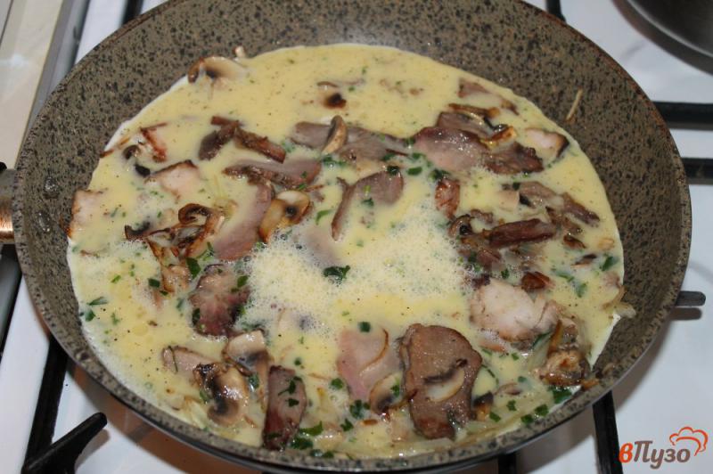 Фото приготовление рецепта: Омлет со свининой, грибами и луком шаг №5