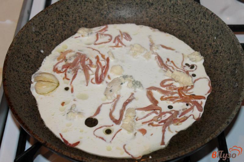 Фото приготовление рецепта: Паста с помидором и вяленой свининой в сырном соусе шаг №3