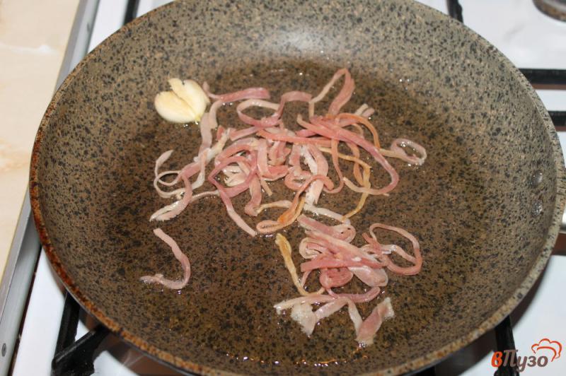 Фото приготовление рецепта: Паста с помидором и вяленой свининой в сырном соусе шаг №2